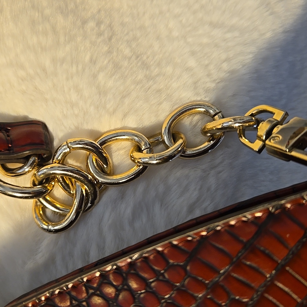 Elegant Cranberry Crocodile-Embossed Shoulder Bag - Picture 7 of 8